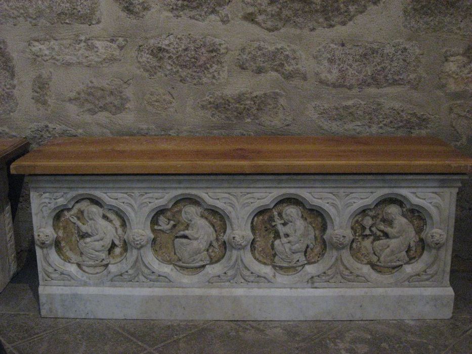 ancien gradin du maître-autel consacré à Saint-Agrève
