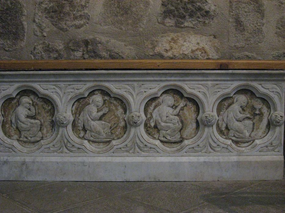 ancien gradin du maître-autel consacré à Saint-Agrève