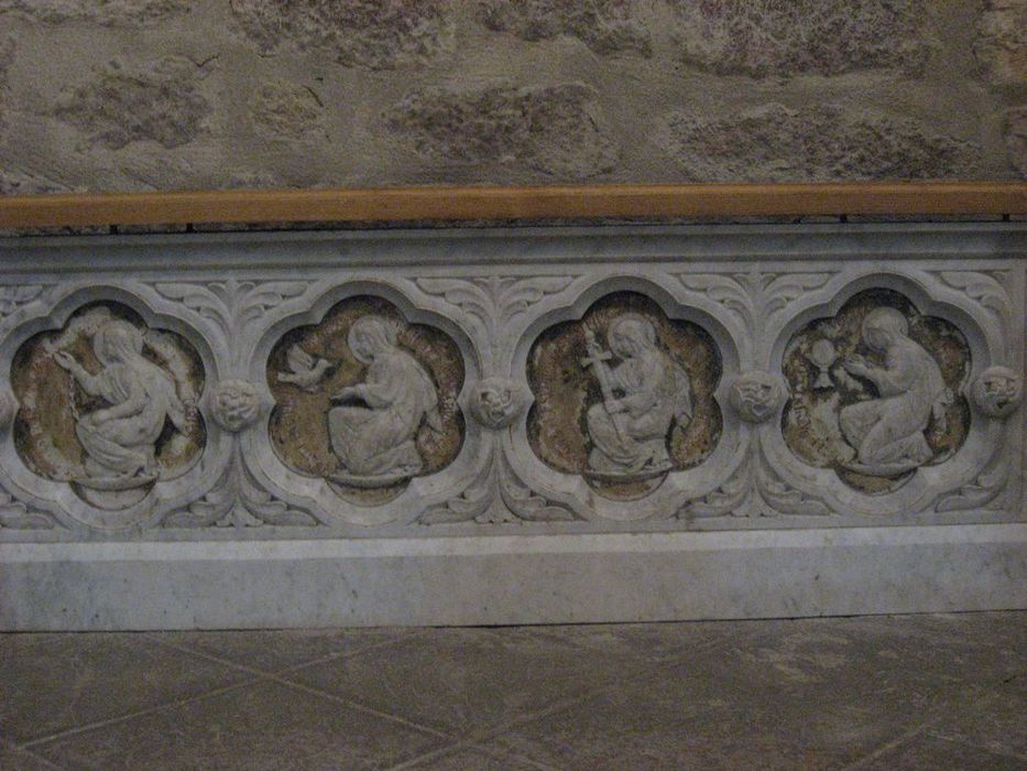 ancien gradin du maître-autel consacré à Saint-Agrève