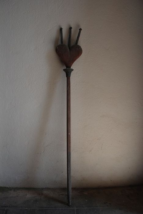 Bâton de procession de la série des symboles de la Passion : Le coeur percé de trois clous