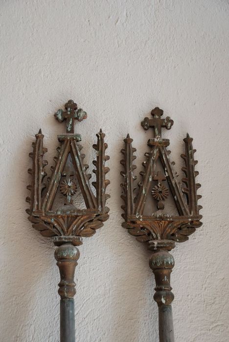 Deux bâtons de procession de la série des symboles de la Passion : L'ostensoir