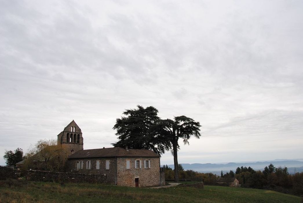 Eglise Saint-Pierre-aux-Liens : Vue générale de l'église dans son environnement