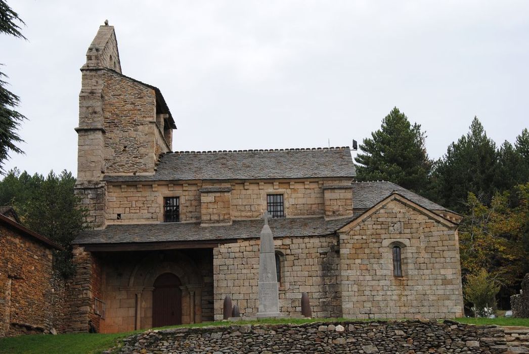 Eglise Saint-Pierre-aux-Liens : Façade latérale sud, vue générale