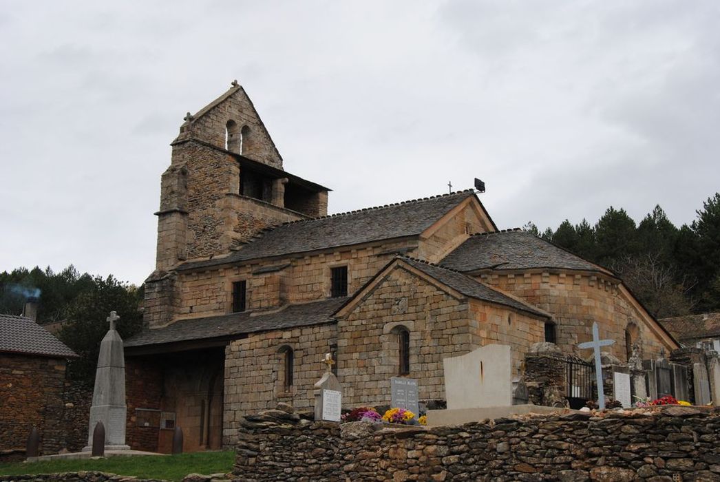 Eglise Saint-Pierre-aux-Liens : Façade latérale sud, vue générale