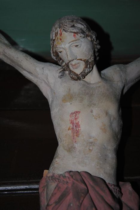 statue : Christ en croix, vue partielle