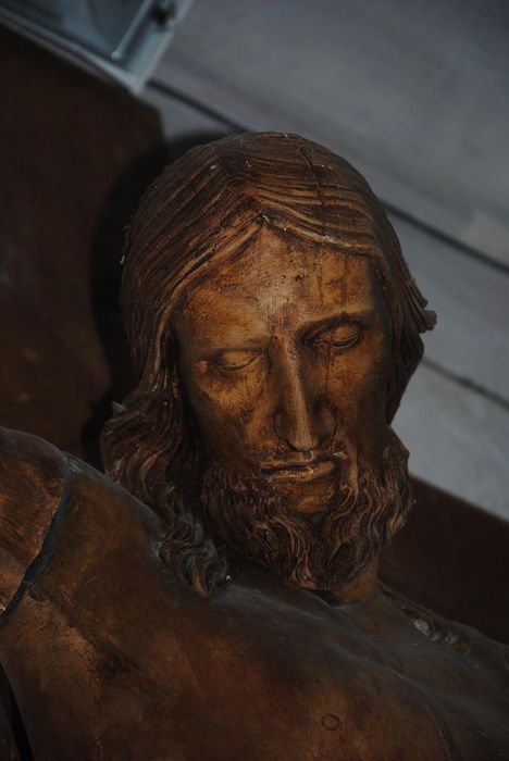 statue : Christ en croix, détail