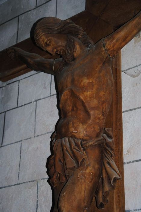 statue : Christ en croix, vue partielle