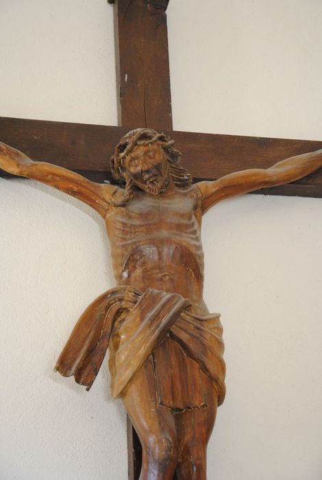Statue : Christ en croix, vue partielle