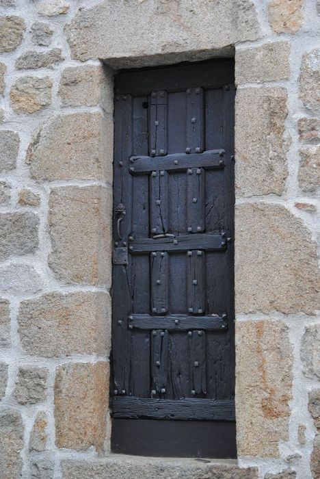 Eglise Saint-Félicien : Porte latérale, vue générale