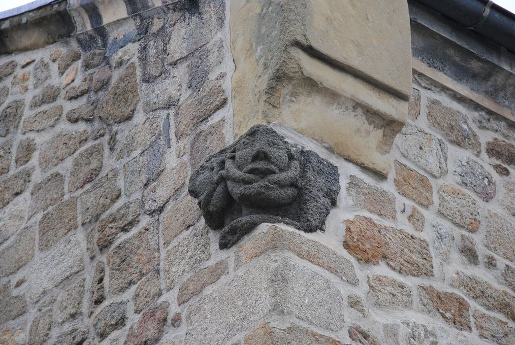 Eglise Saint-Félicien : Détail d'un élément sculpté réemployé dans l'angle sud-ouest