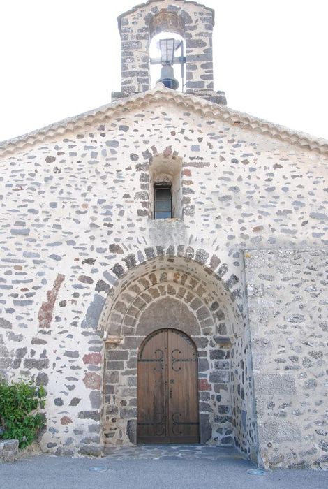 Eglise Saint-Genest : Façade occidentale, vue partielle