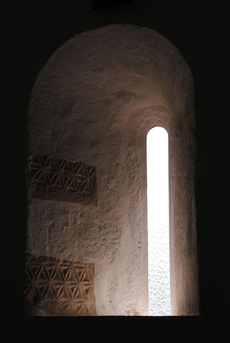 Eglise Saint-Genest : Détail d'un bas-relief réemployé dans l'ébrasement d'une baie