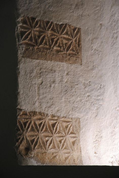 Eglise Saint-Genest : Détail d'un bas-relief réemployé dans l'ébrasement d'une baie