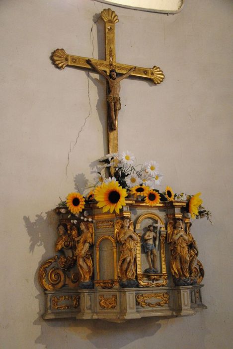 tabernacle avec porte du Christ portant sa croix et entablement