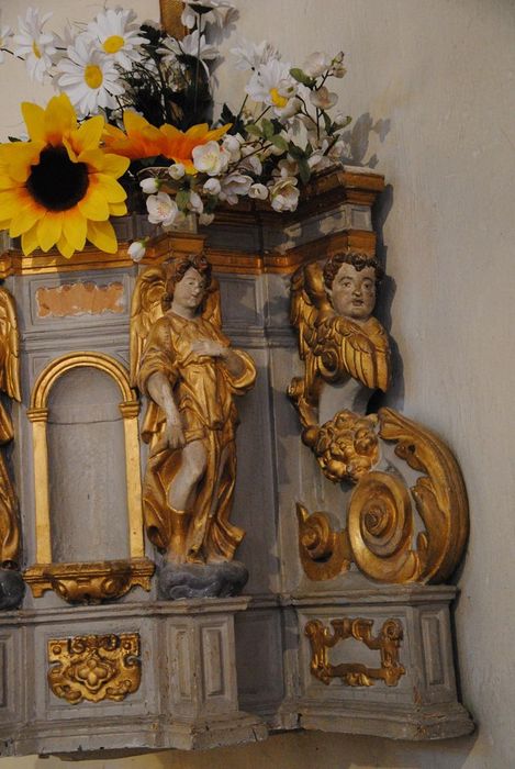 tabernacle avec porte du Christ portant sa croix et entablement, vue partielle