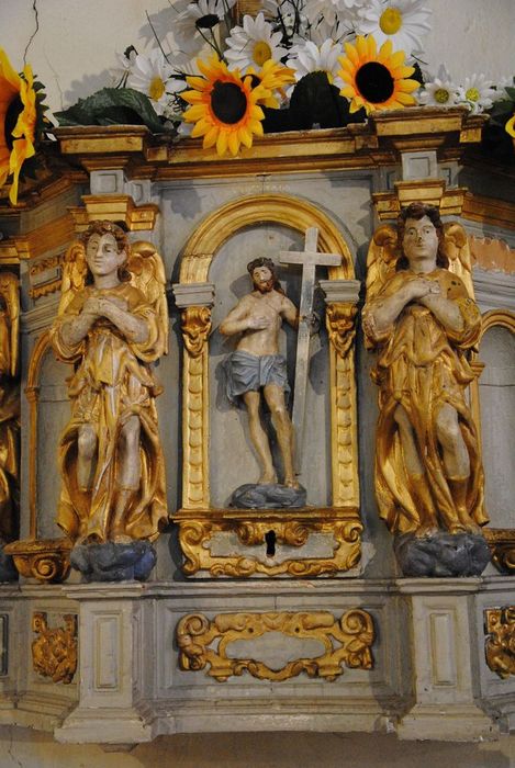 tabernacle avec porte du Christ portant sa croix et entablement, vue partielle