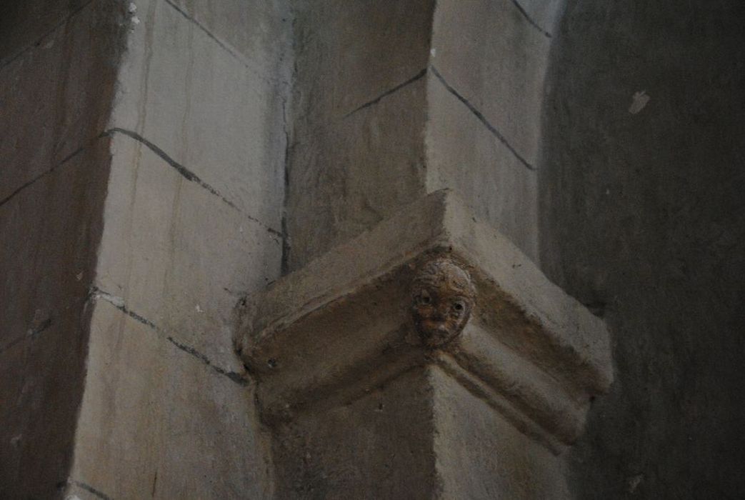 Eglise Saint-Maurice : Détail d'un chapiteau sculpté