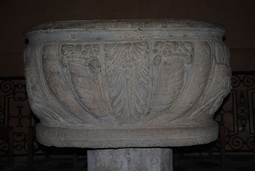 fonts baptismaux, détail - © Ministère de la Culture (France), Médiathèque de l'architecture et du patrimoine, Conservation des antiquités et des objets d’art de l’Ardèche – Tous droits réservés