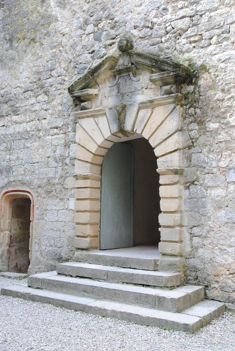 Château : Façade nord-ouest, portail d’accès, vue générale