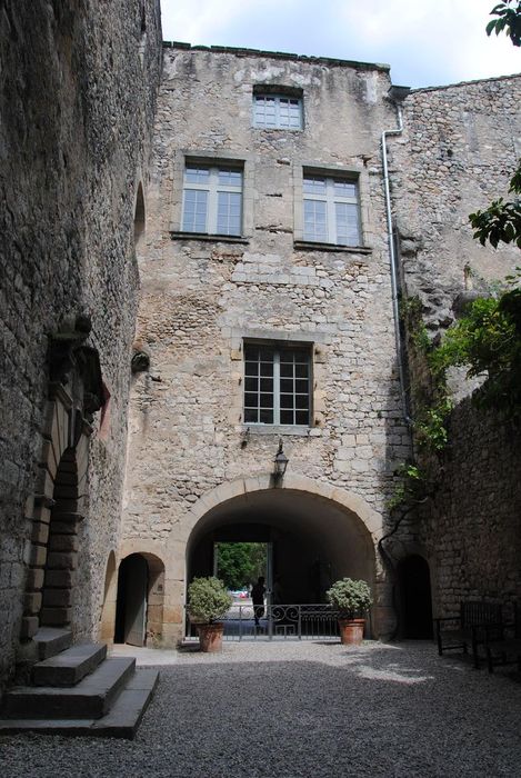 Château : Cour intérieure, vue partielle