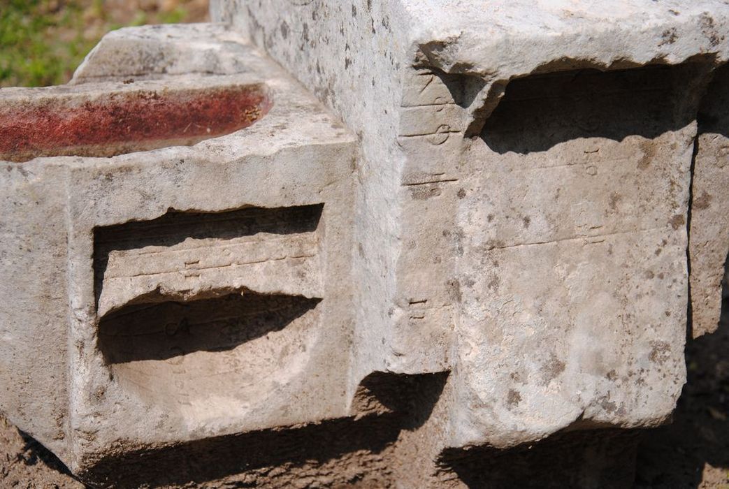 cadran solaire, détail - © Ministère de la Culture (France), Conservation des antiquités et des objets d’art de l’Ardèche – Tous droits réservés