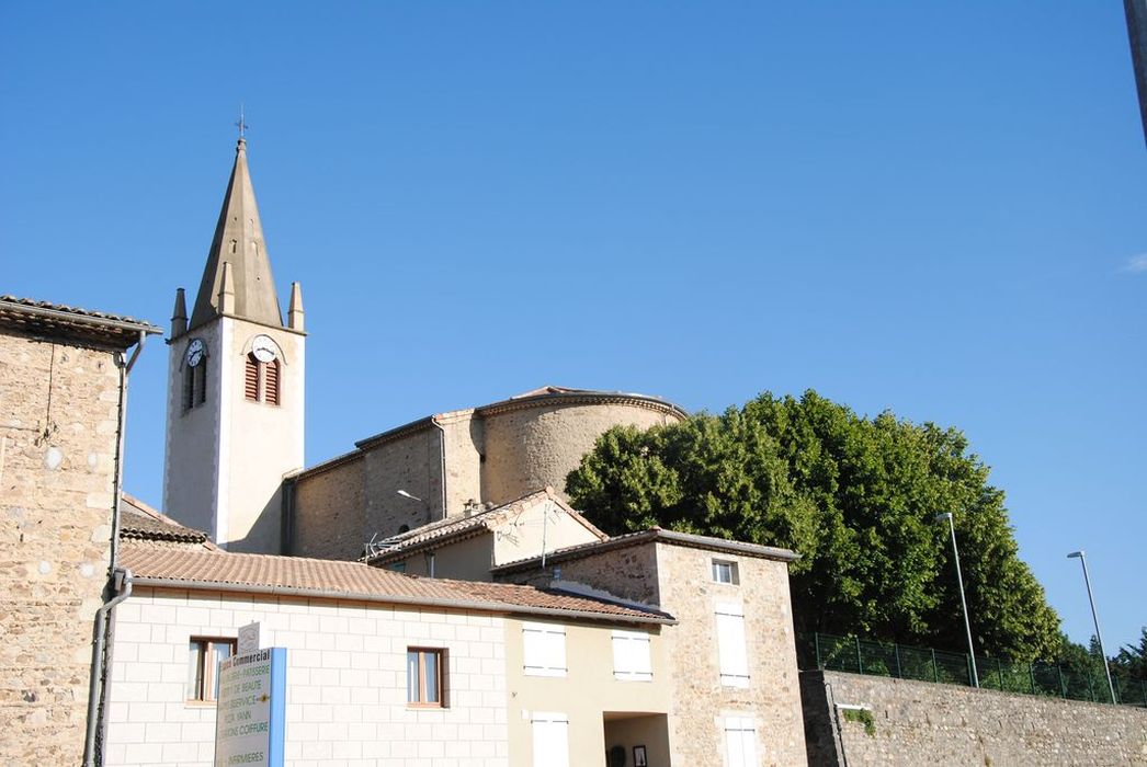 Eglise : Vue partielle de l’église dans son environnement