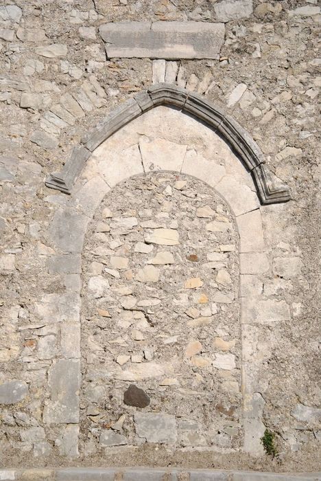 Chapelle Saint-Sébastien (ancienne) : Façade sud, détail l’ancienne porte