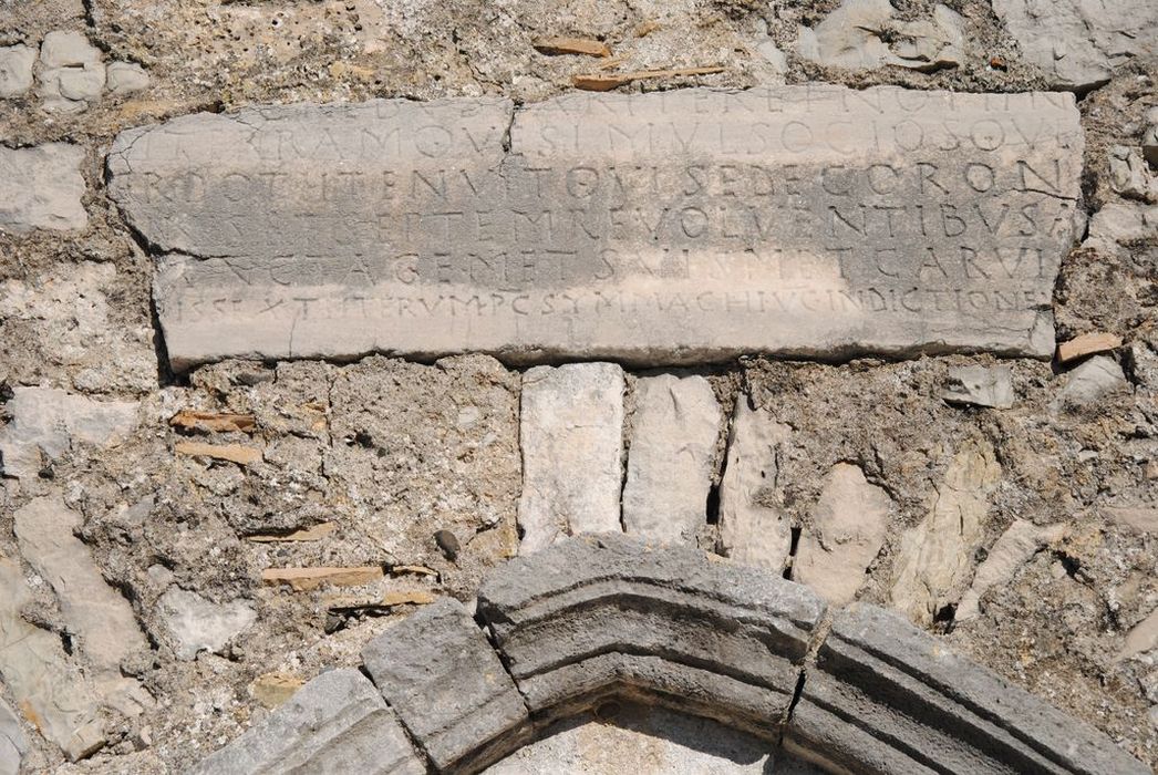 plaque funéraire de l'évêque Lucianus - © Ministère de la Culture (France), Médiathèque de l'architecture et du patrimoine, Conservation des antiquités et des objets d’art de l’Ardèche – Tous droits réservés