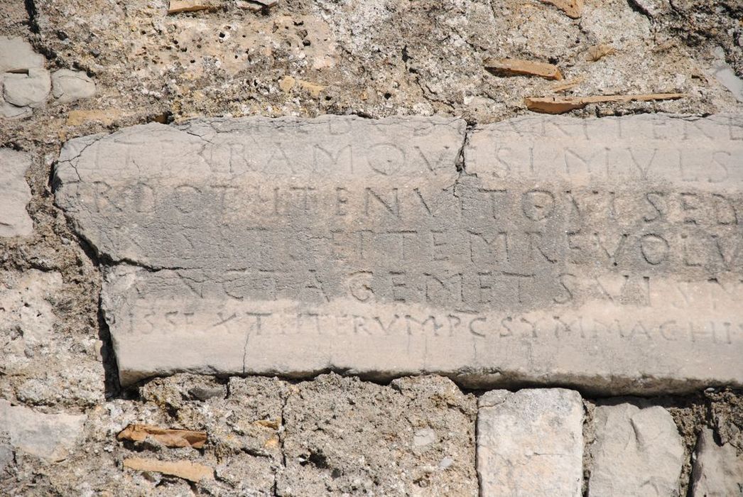 plaque funéraire de l'évêque Lucianus, vue partielle