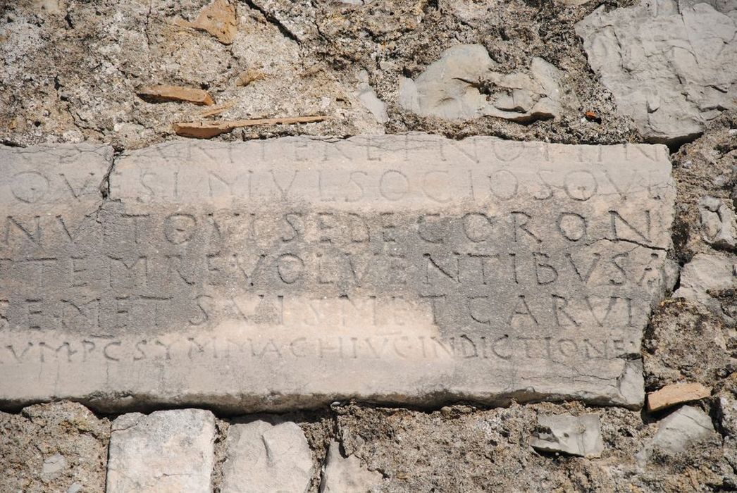 plaque funéraire de l'évêque Lucianus, vue partielle