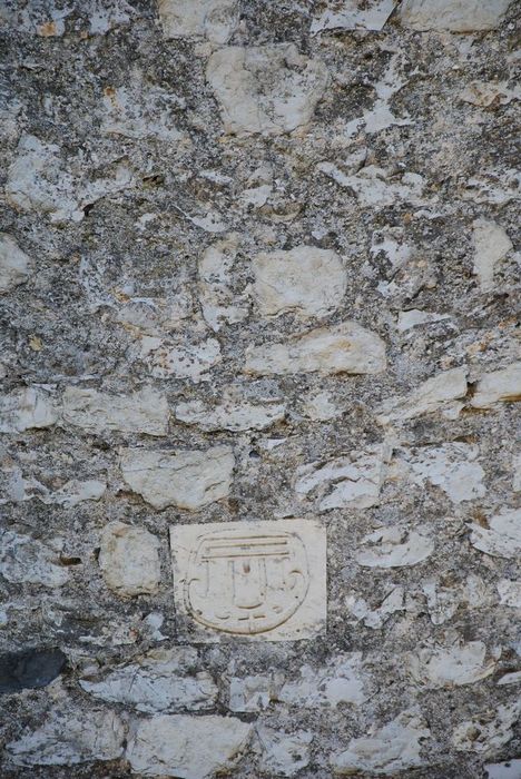 Château : détail d’un bas-relief situé au-dessus de la porte d’accès nord