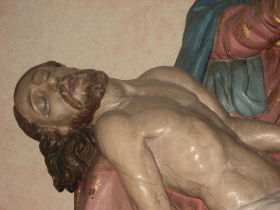 groupe sculpté : Vierge de Pitié, vue partielle