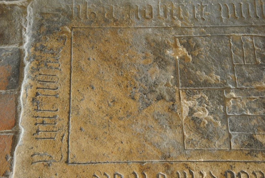 dalle funéraire, détail