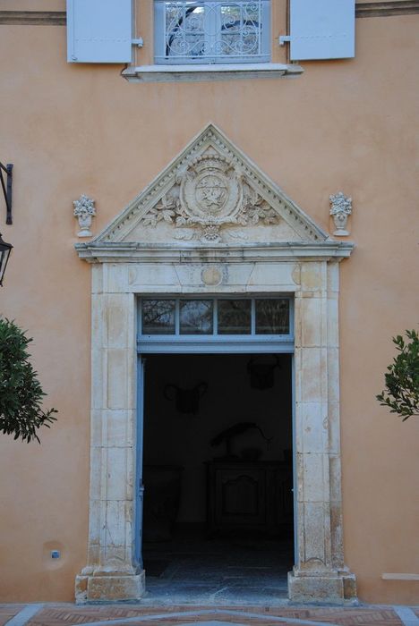 Château de Baumefort : Façade est, porte d’accès, vue générale