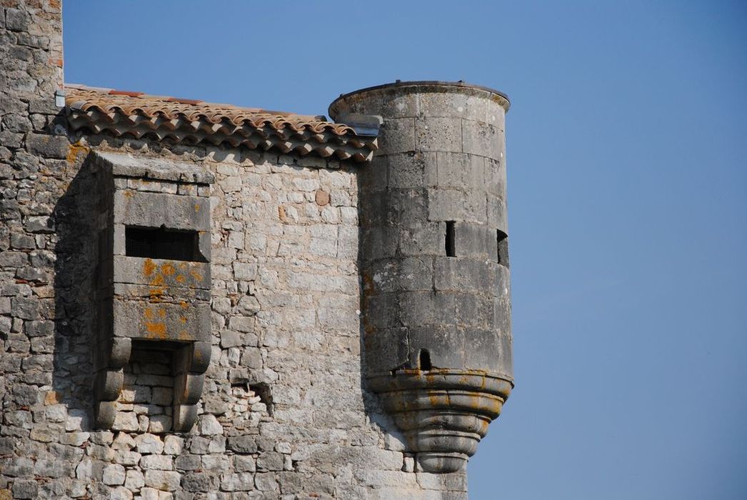 Château de Baumefort : Donjon, détail de l’échauguette sud-ouest et de la latrine