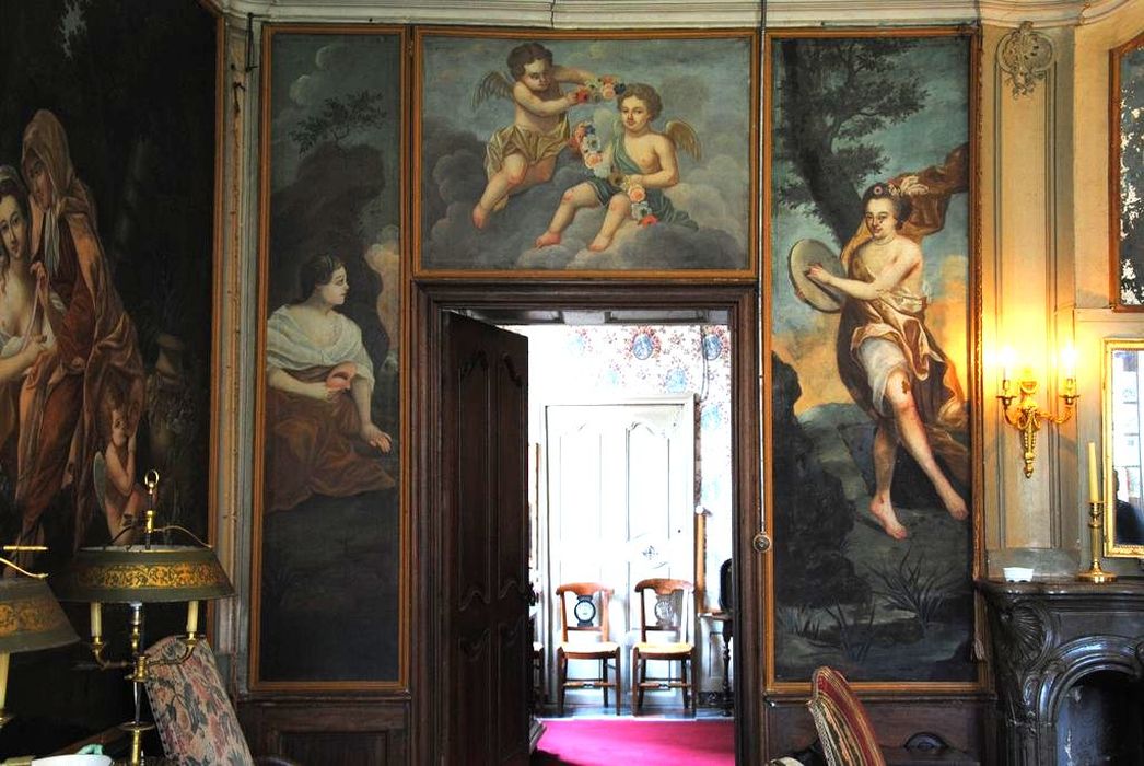 Château de Baumefort : Salon, tableaux, vue partielle