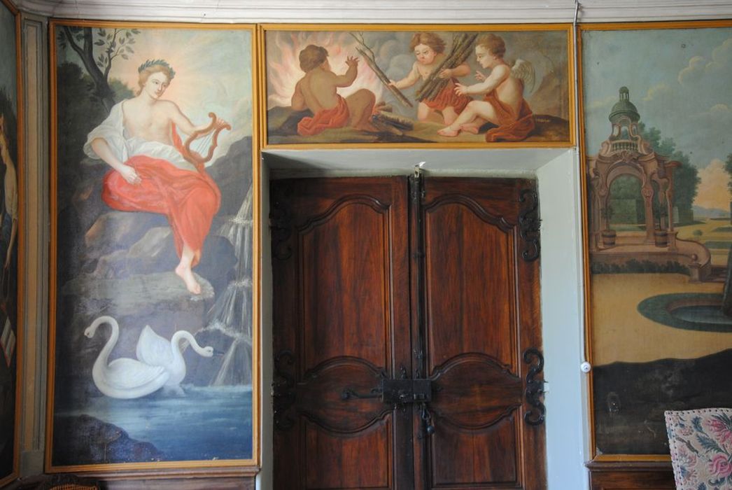 Château de Baumefort : Salon, tableaux, vue partielle