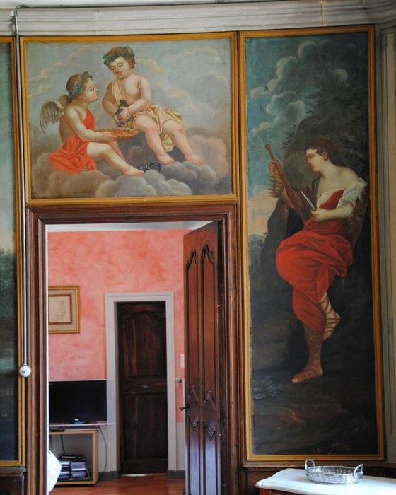 Château de Baumefort : Salon, tableaux, vue partielle