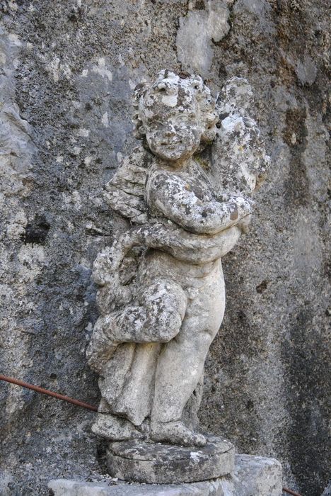 Château de Baumefort : Détail d’une statue d’un putto