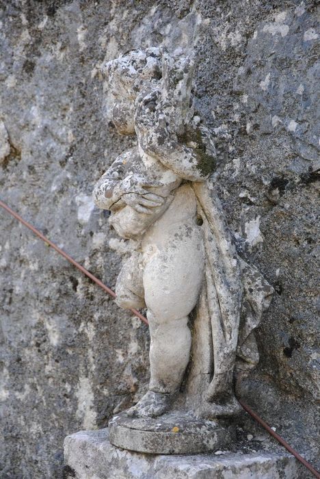 Château de Baumefort : Détail d’une statue d’un putto