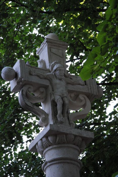 Croix de cimetière, vue partielle