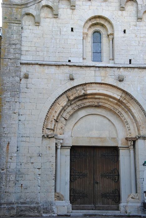 Eglise :  Portail occidental, vue générale