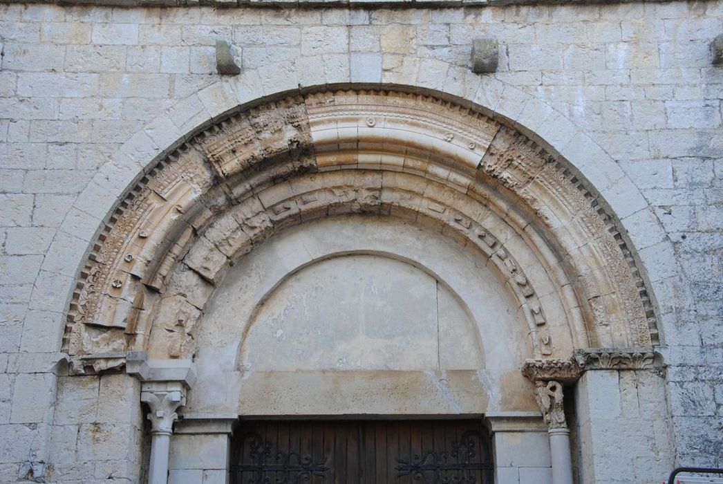 Eglise :  Portail occidental, vue partielle