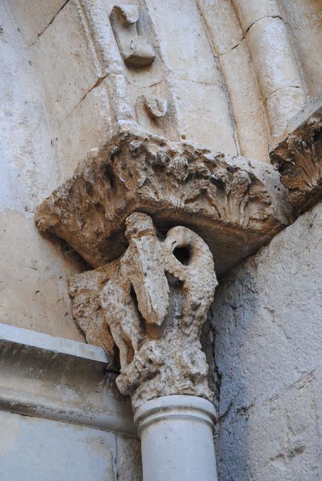 Eglise :  Portail occidental, vue détail