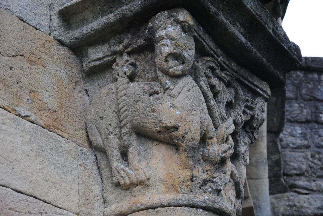 Eglise : Chevet, détail d’un chapiteau