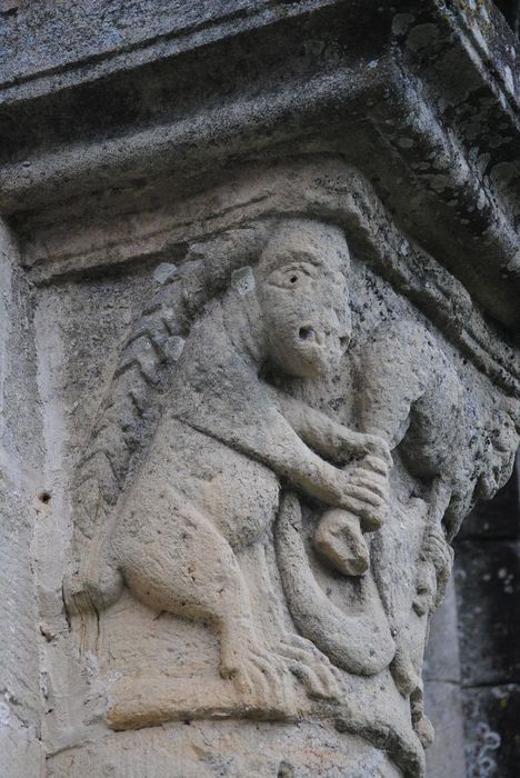 Eglise : Chevet, détail d’un chapiteau