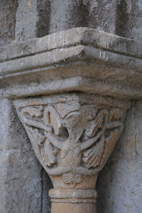 Eglise : Chevet, détail d’un chapiteau