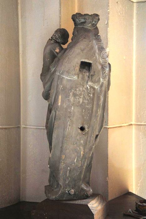 statue : Vierge à l'Enfant, revers, vue générale - © Ministère de la Culture (France), Médiathèque du patrimoine et de la photographie, Conservation des antiquités et des objets d’art de l’Ardèche – Tous droits réservés