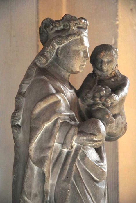 statue : Vierge à l'Enfant, profil droit, vue partielle - © Ministère de la Culture (France), Médiathèque du patrimoine et de la photographie, Conservation des antiquités et des objets d’art de l’Ardèche – Tous droits réservés