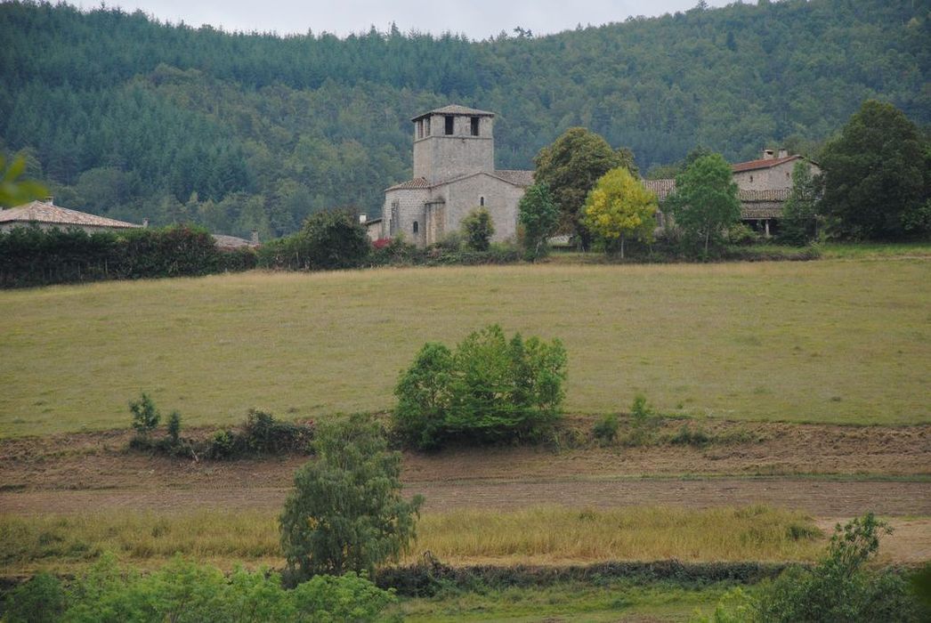 Eglise de Veyrines : Vue générale de l’église dans son environnement depuis le Nord